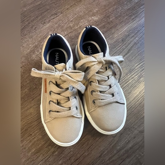 NAUTICA Toddler Boys Size 11‎ Cream/Tan And Navy Logo Accents Lace-Up NWT - Picture 2 of 9